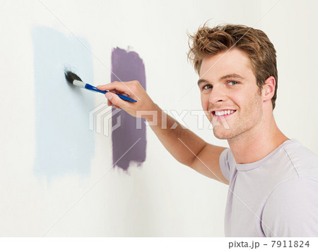 Young man painting a wall 7911824