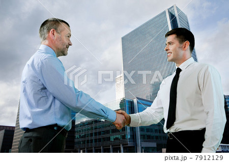 Businessmen shaking hands 7912129