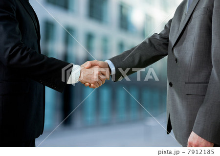 Businessmen shaking hands 7912185