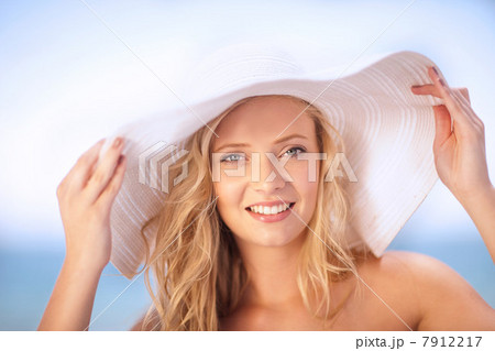 Woman wearing floppy hat outdoors 7912217