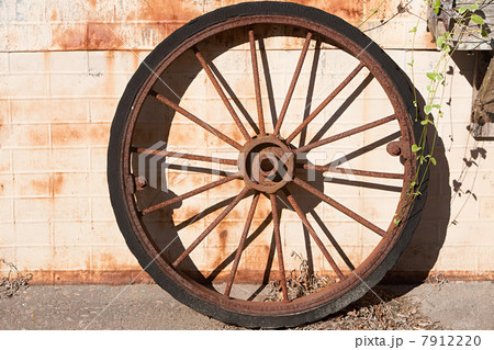 Old rusted wheel 7912220