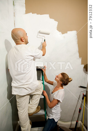 Couple painting wall 7912332