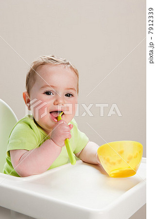 Baby boy with bowl of babyfood 7912339