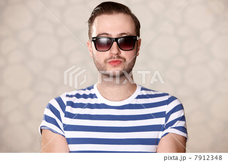 Man wearing sunglasses indoors 7912348