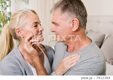 Loving mature couple 7912369