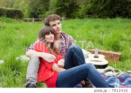 Young couple on blanket in field 7912410