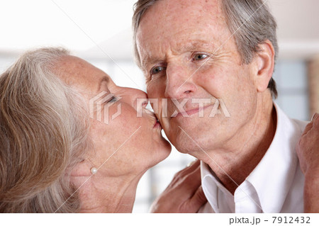 Older woman kissing husband 7912432