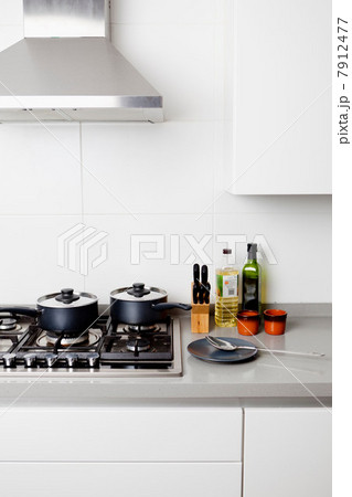 Saucepans on gas hob 7912477