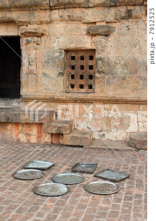 Metal food trays drying, Tanjore temple, Tamil Nadu Metal food trays drying, Tanjore temple, Tamil Nadu 7912525