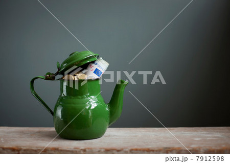 Teapot with Euros inside 7912598