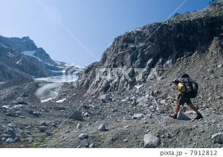 Male climber near Chickamin Glacier, Ptarmigan Traverse, North Cascades, Washington USA 7912812