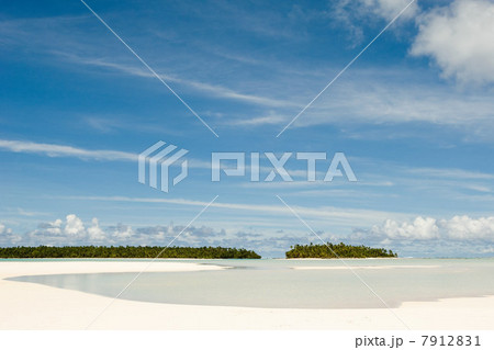 Island in South Pacific Ocean with beach 7912831
