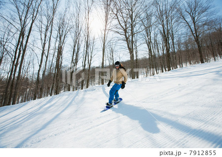 Young woman snowboarding 7912855