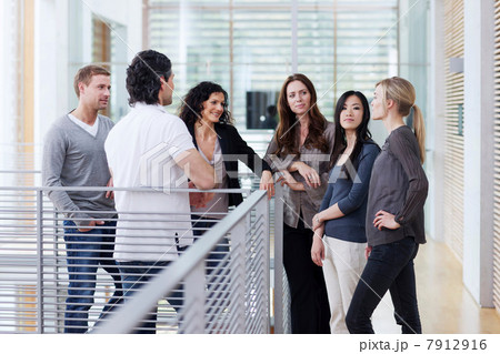 Businesspeople meeting in corridor 7912916