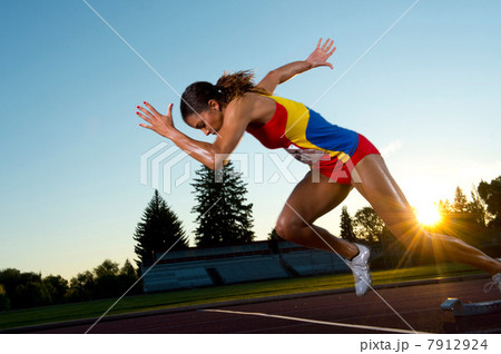 Female athlete leaving starting blocks 7912924
