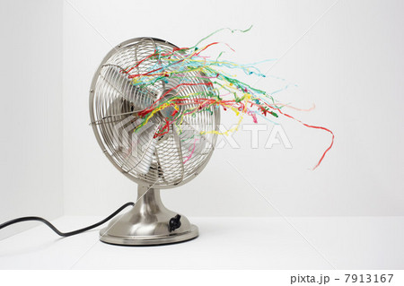 Electric fan with streamers 7913167