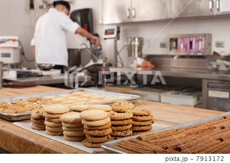 Male chef baking cookies in commercial kitchen 7913172