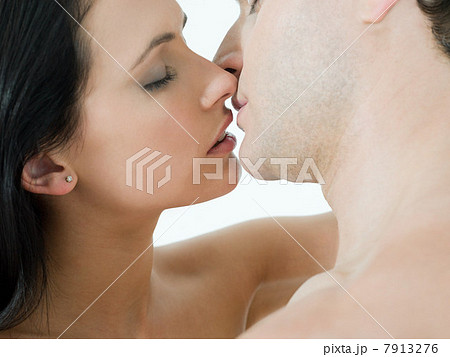 Young couple kissing 7913276