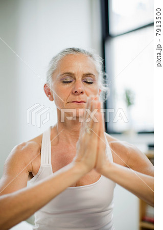 Mature woman practicing yoga 7913500
