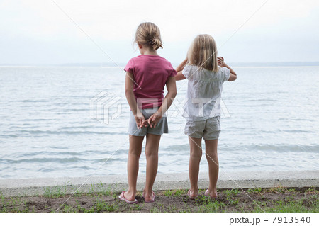 Two little girls by the sea 7913540