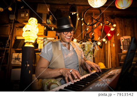 Man playing keyboard Man playing keyboard 7913542
