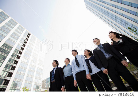 Businesspeople in a row in city scene 7913616