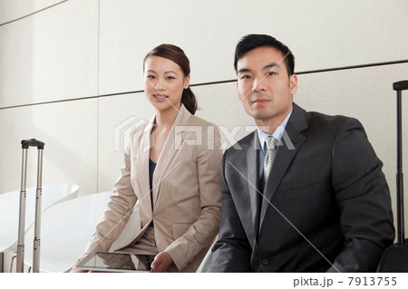 Businesspeople with luggage, portrait Businesspeople with luggage, portrait 7913755