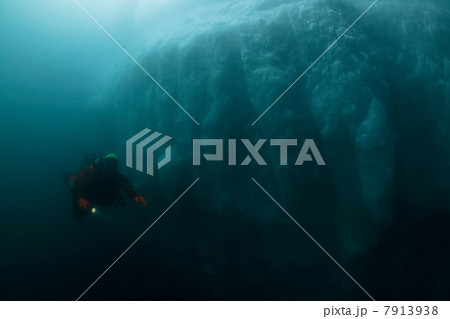 Man scuba diving by glacier 7913938