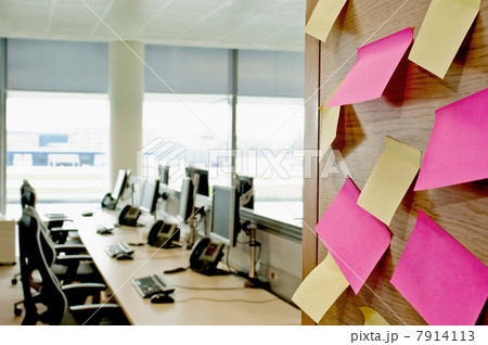 Sticky notes on wall in empty office Sticky notes on wall in empty office 7914113
