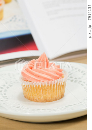 Cupcake on plate 7914152