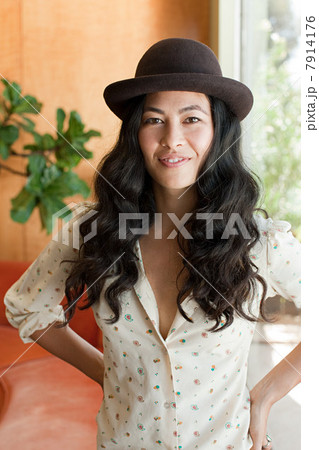 Portrait of young woman wearing bowler hat 7914176