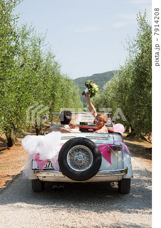 Newlyweds in classic car Newlyweds in classic car 7914208