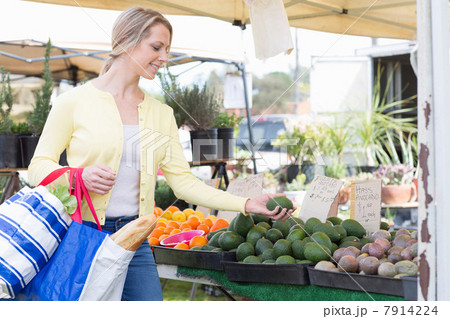 Woman shopping at farmer's market 7914224