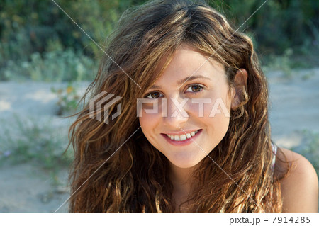 Young woman with long brown hair, portrait 7914285