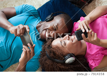 Man and woman playing on handheld device and smartphone 7914358