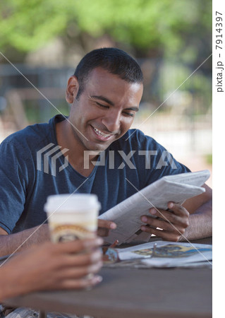 Man reading newspaper outdoors Man reading newspaper outdoors 7914397