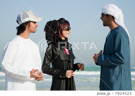 Middle Eastern people on the beach Middle Eastern people on the beach 7914523