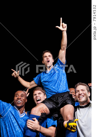 Soccer team celebrating victory 7914532