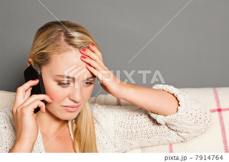 Worried woman on cell phone 7914764