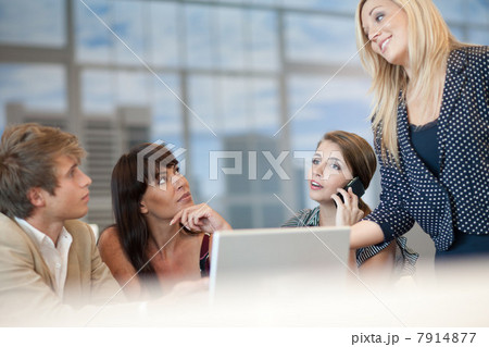 Business people talking at desk 7914877