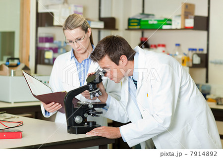 Doctors in laboratory 7914892