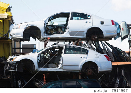 Cars stacked in scrap yard 7914997
