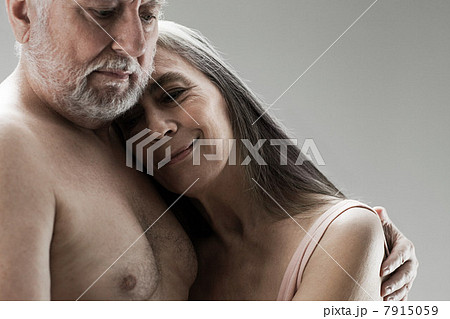 Senior couple embracing 7915059