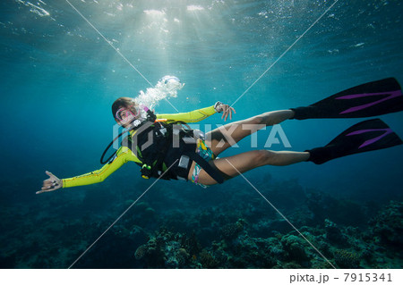 Woman scuba diving in tropical water 7915341