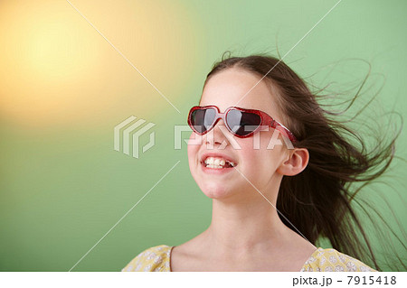Girl wearing sunglasses 7915418