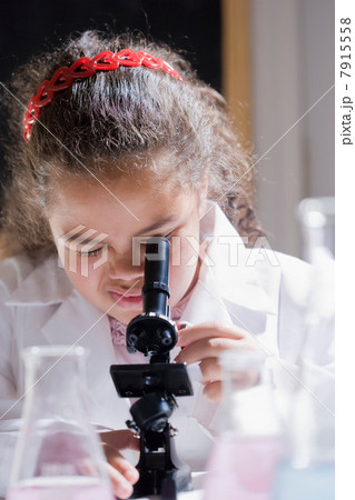 Girl using microscope 7915558