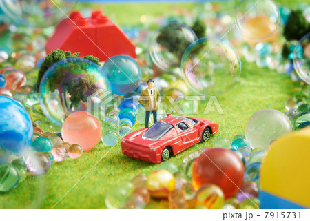 Toy car and figurine with bubbles 7915731