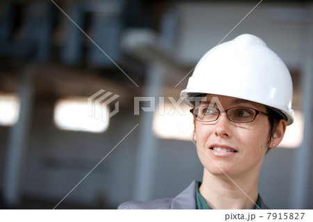 Woman wearing hardhat 7915827