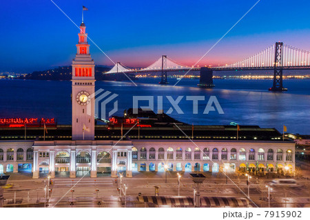 San Francisco building and bridge at night 7915902