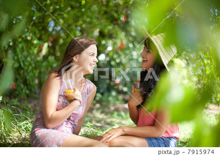 Women picnicking together in park 7915974